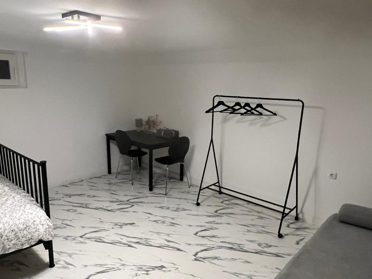 Nice Calm Souterrain Appertment In 拉廷根 外观 照片